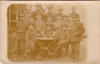 Feldflieger Abteilung 68, Mannschaftsdiensgrade beim Biertrinken eingerahmt links und rechts au�en in der 1. und 2 Reihe von Kraftfahren der gleichen Abteilung. 